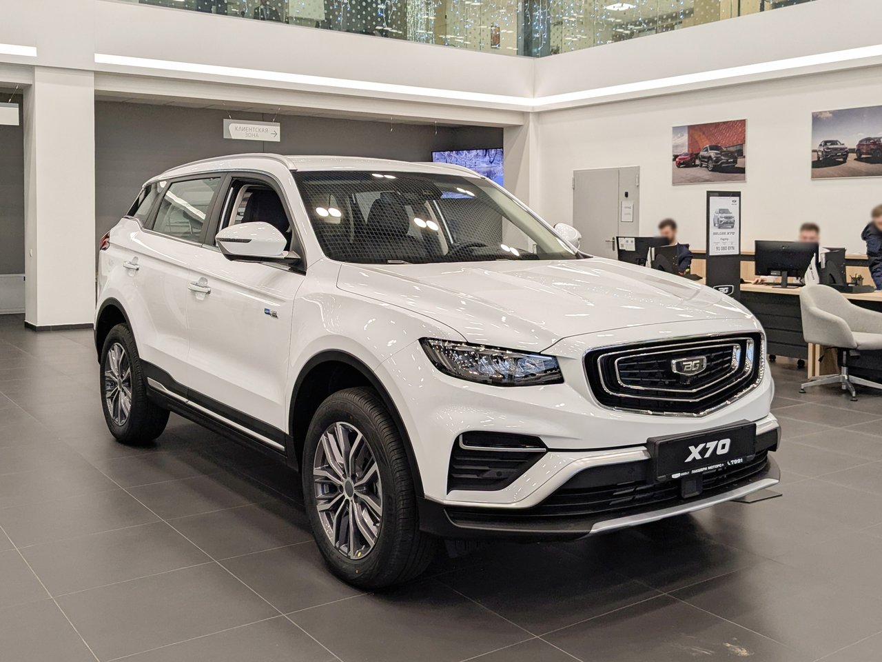 Belgee X70, первоначальная версия, белый автомобиль в салоне