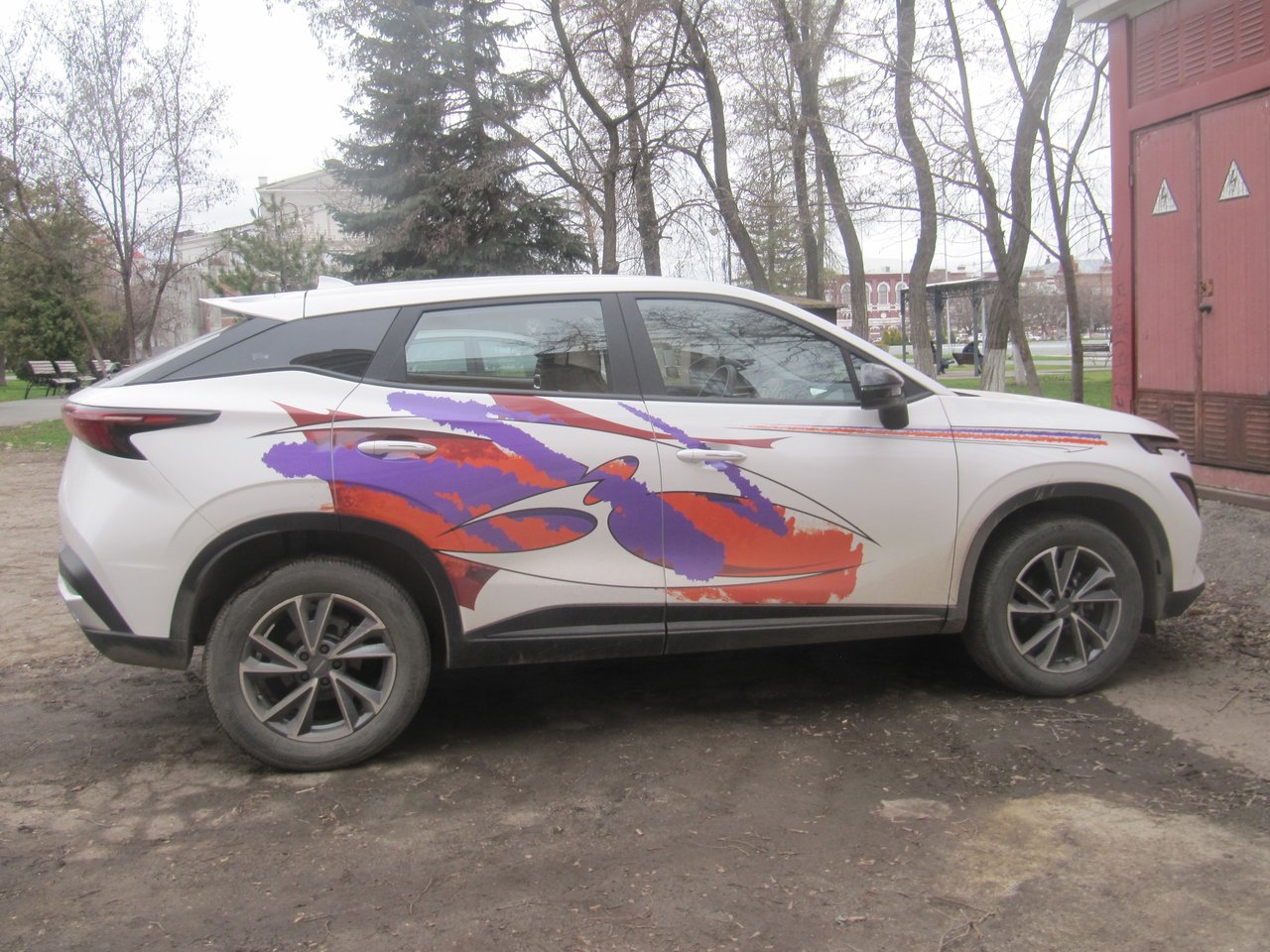OMODA C5 первого поколения с оклейкой, вид сбоку